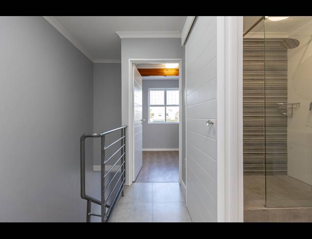 2 BEDROOM SECTIONAL TITLE RENTED IN RONDEBOSCH EAST